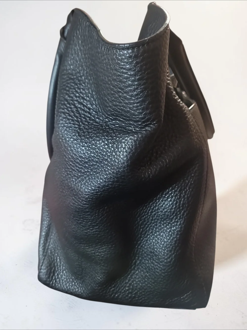 Tory Burch Bombe T East West Black Pebbled Leather Tote in EUC